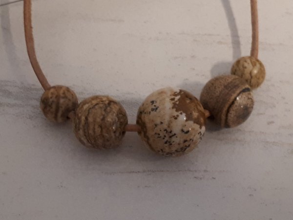Halskette / Halsband aus Leder, mit Perlen aus Landschaftsjaspis 8/12/15mm - Unikat